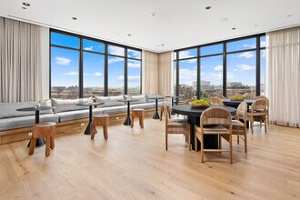 1431 W Lake St, Unit 906 in Chicago, IL - Building Photo - Building Photo