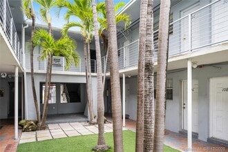 5305 Biscayne Blvd-Unit -205 in Miami, FL - Foto de edificio - Building Photo
