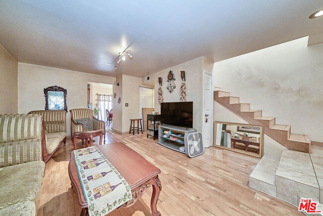 219 N Isabel St in Glendale, CA - Foto de edificio - Building Photo