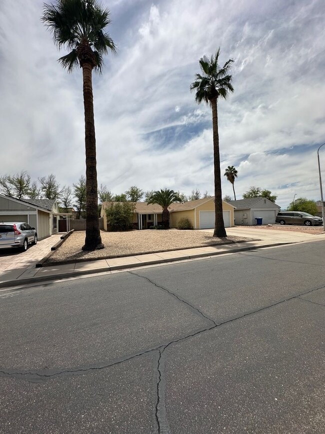 4923 W Gail Dr in Chandler, AZ - Foto de edificio - Building Photo