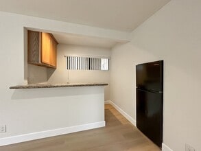 250 Avenida Montalvo in San Clemente, CA - Foto de edificio - Building Photo