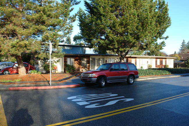 198 Gladys Ave in Mountain View, CA - Foto de edificio - Building Photo