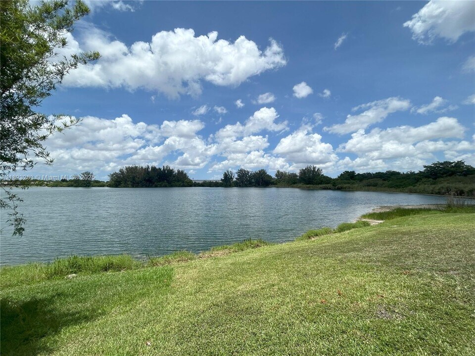 5708 S Plum Bay Pkwy in Tamarac, FL - Building Photo