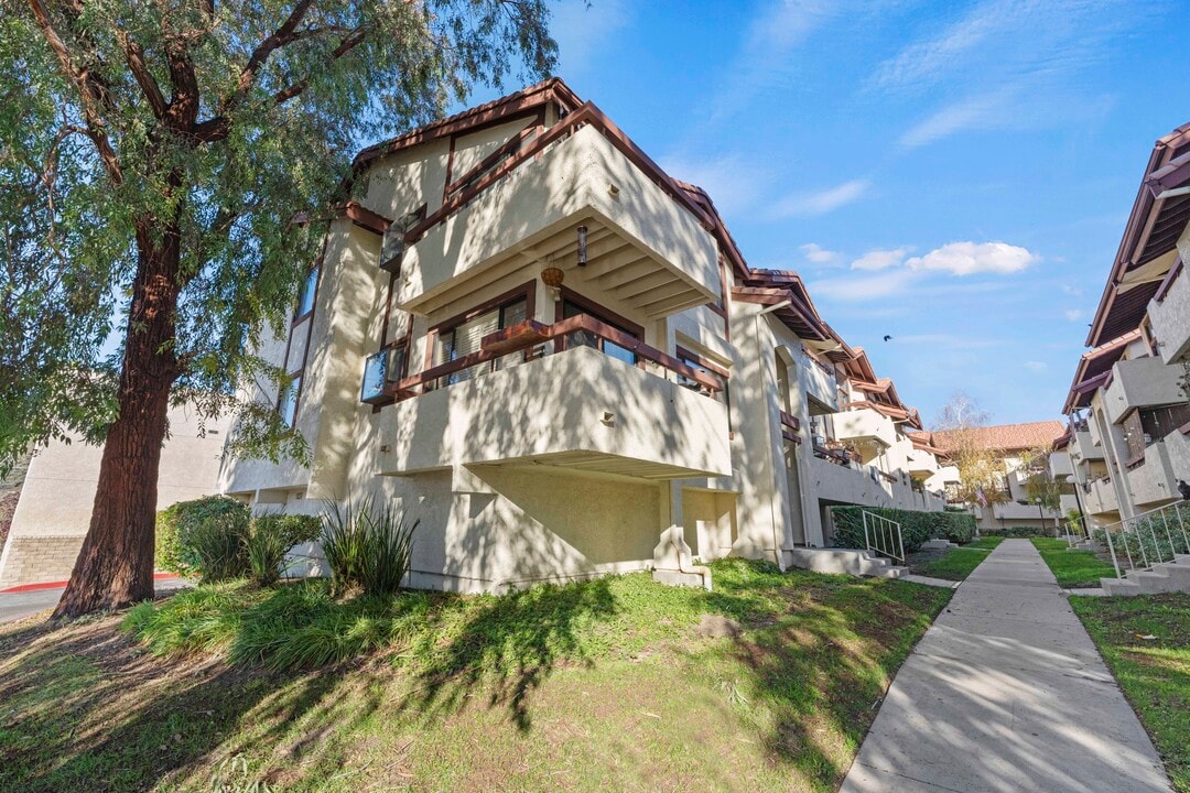 18122 Sundowner Way, Unit 1101 in Santa Clarita, CA - Building Photo