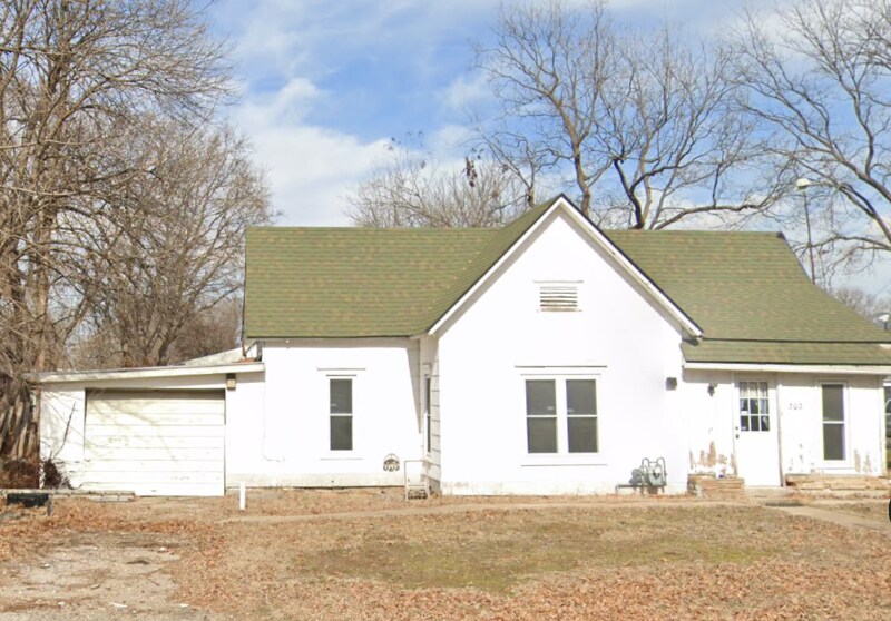 2025 W 2nd Ave in Caney, KS - Foto de edificio