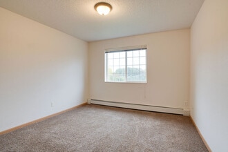 Somerset Apartments in Fergus Falls, MN - Building Photo - Building Photo