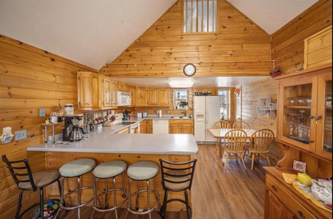 48 Pine St in Hopkinton, NH - Building Photo
