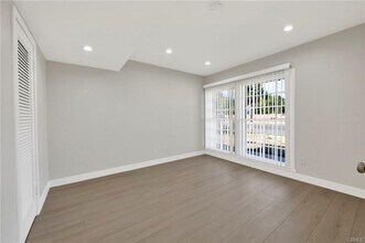 22540 Roscoe Blvd in Los Angeles, CA - Building Photo - Building Photo