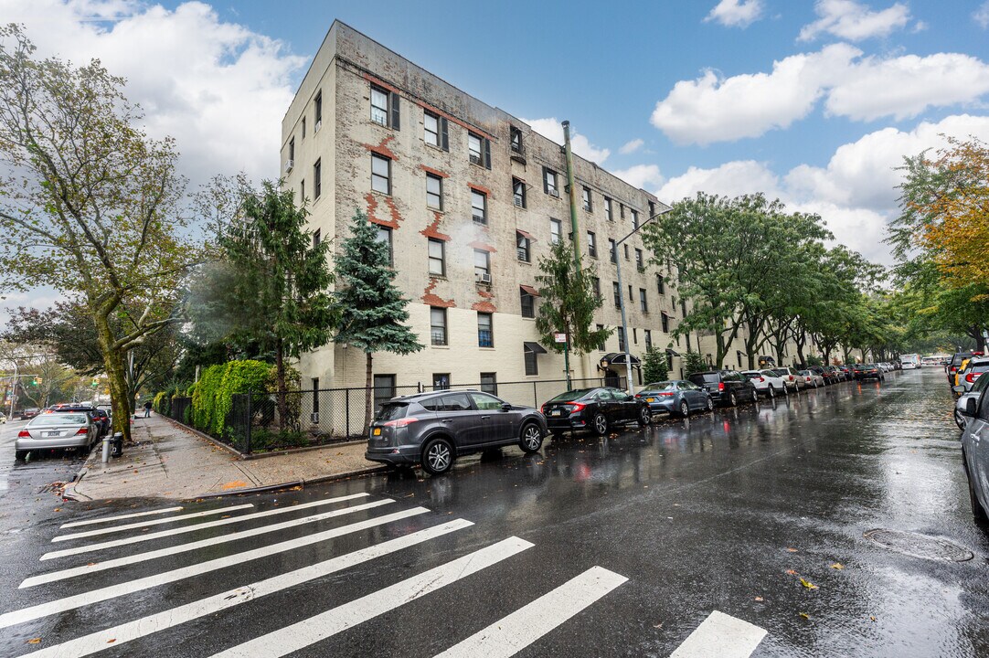 Condop in Astoria, NY - Building Photo