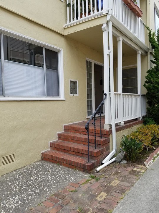 1825 Clinton Ave in Alameda, CA - Building Photo