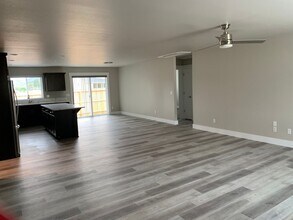 840 W Crystal Ct in Roseburg, OR - Building Photo - Building Photo