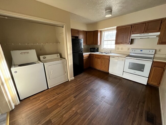 4864 National Rd, Unit 1C in Triadelphia, WV - Foto de edificio - Building Photo