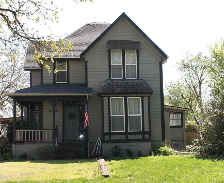 1810 SW Queen Ave in Albany, OR - Building Photo