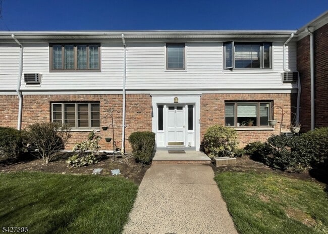 7D Troy Dr in Springfield, NJ - Building Photo - Building Photo
