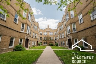 4828.5 W Addison St in Chicago, IL - Building Photo