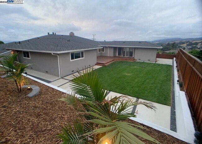2330 Harborview Dr in San Leandro, CA - Building Photo - Building Photo