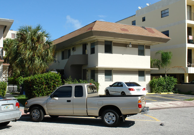 2021 Bay Dr in Miami Beach, FL - Building Photo - Building Photo