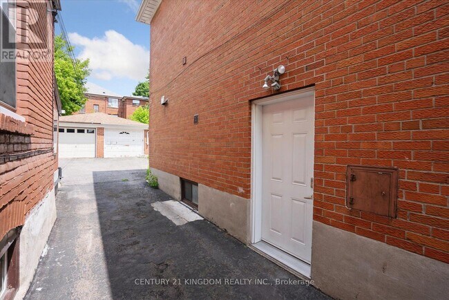 37 Robinson Ave in Toronto, ON - Building Photo - Building Photo