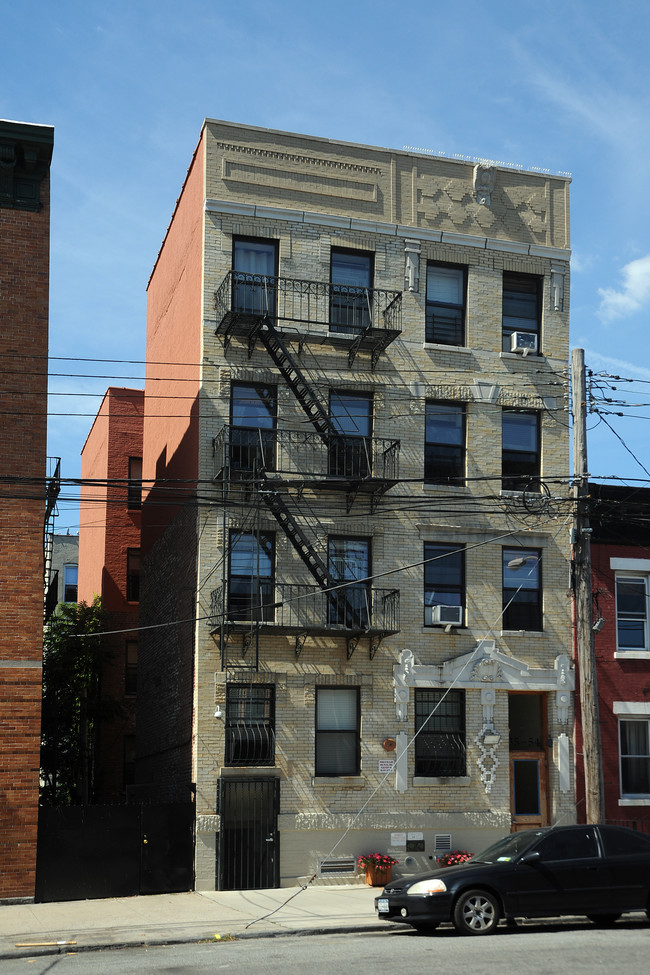 Hour Apartment House Ii in Long Island City, NY - Foto de edificio - Building Photo