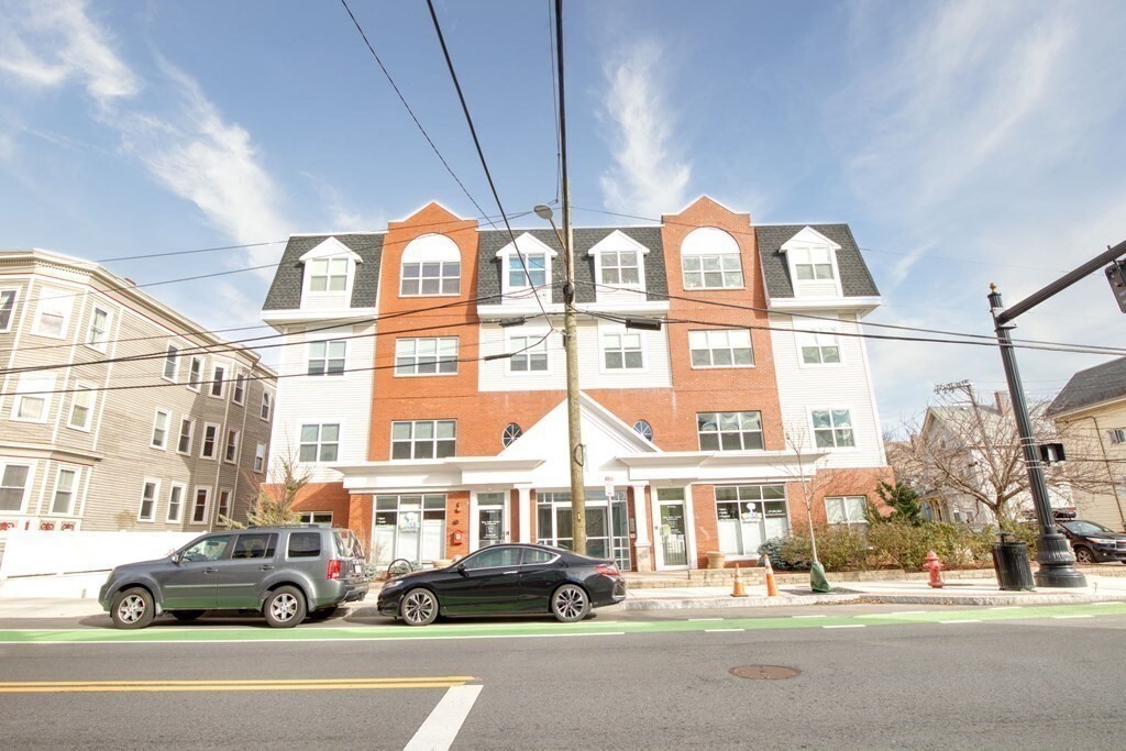 65 Beacon St in Somerville, MA - Building Photo