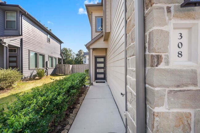 308 N Spotted Fern Dr in Montgomery, TX - Building Photo - Building Photo