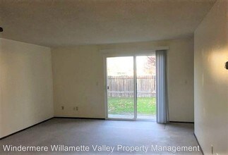 2145 NW Highland Dr in Corvallis, OR - Foto de edificio - Building Photo