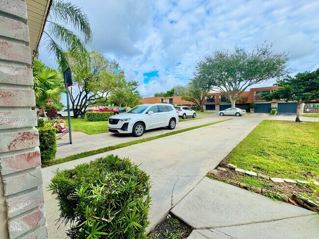 1415 SW 110th Way in Davie, FL - Foto de edificio - Building Photo
