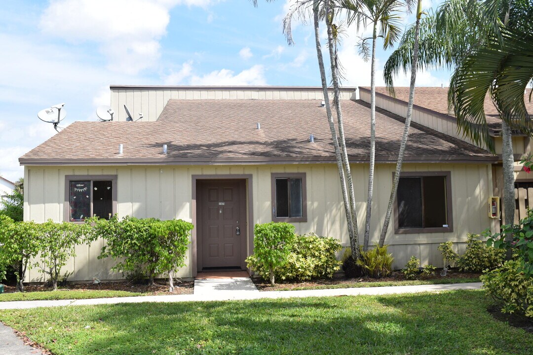 11879 Sturbridge Ln in Wellington, FL - Building Photo