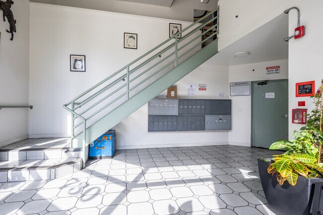 730 Pine Ave. in Long Beach, CA - Foto de edificio - Interior Photo