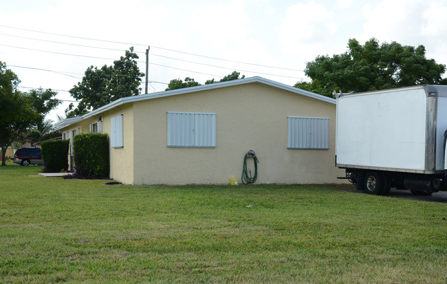 4258-4272 Canal Rd in West Palm Beach, FL - Building Photo - Building Photo