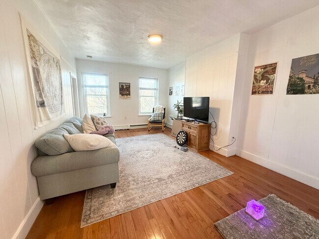 66 Hammond St, Unit 3 in Boston, MA - Foto de edificio - Building Photo