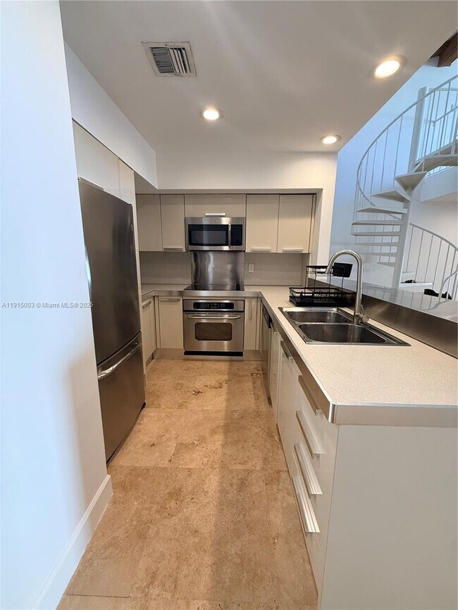 15315 Loch Isle Dr W in Miami Lakes, FL - Building Photo - Building Photo