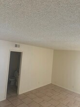 38210 5th St E in Palmdale, CA - Building Photo - Building Photo