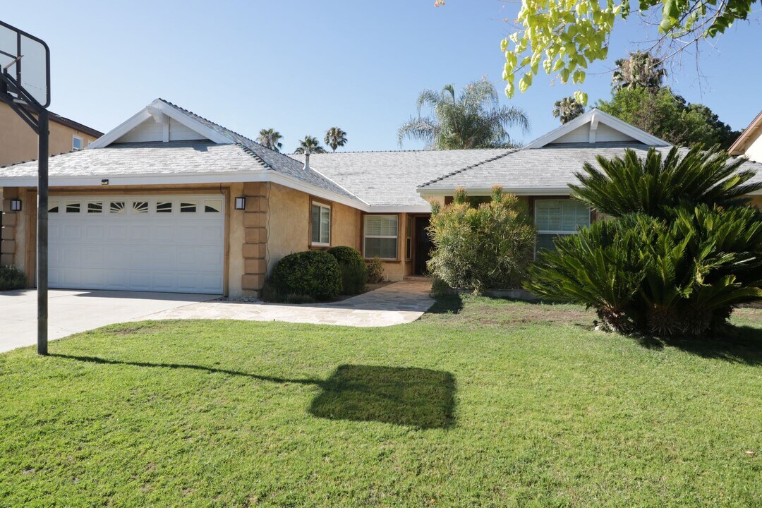 23125 Vose St in Los Angeles, CA - Building Photo