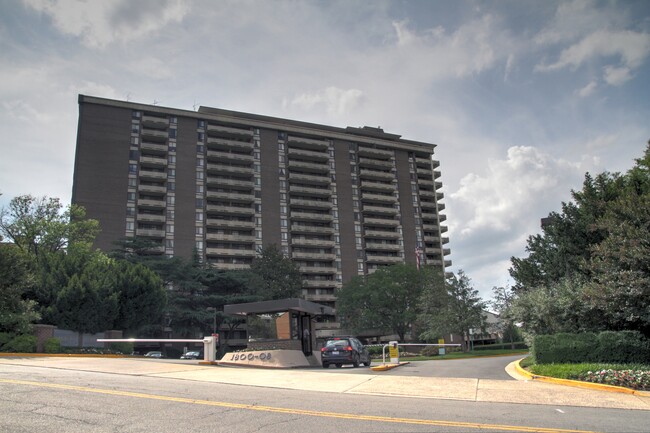 1800 Old Meadow Rd, Unit #1615 in McLean, VA - Building Photo - Building Photo