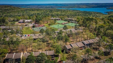 601 Dave Creek Pkwy in Fairfield Bay, AR - Foto de edificio - Building Photo