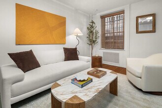 3 E 9th St, Unit SI ID1503018P in New York, NY - Building Photo - Building Photo