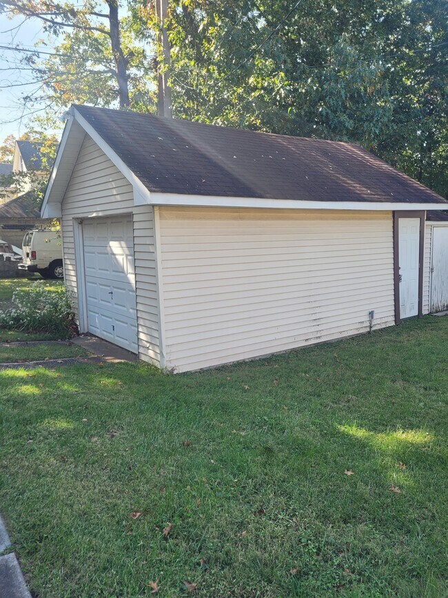 745 Highland Ave, Unit Storage Garage in Palmyra, NJ - Building Photo - Building Photo