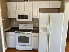 235 Catron St N in Monmouth, OR - Foto de edificio - Building Photo