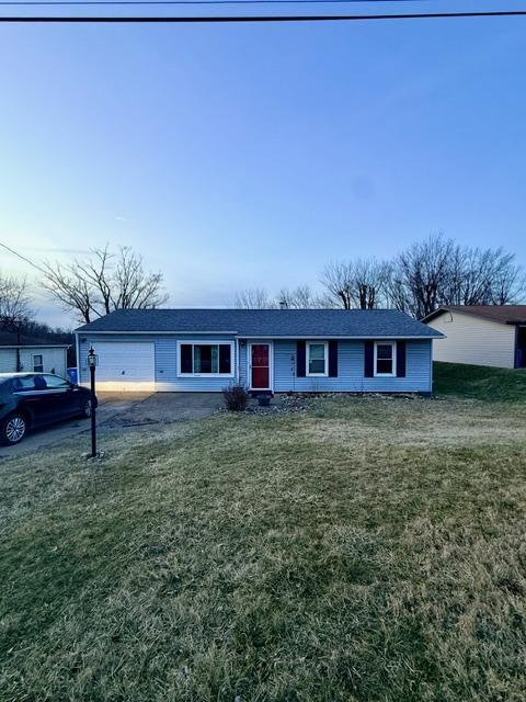 572 Crestwood Dr in Irwin, PA - Building Photo