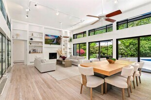 24 N Quarter Rd in Westhampton, NY - Building Photo