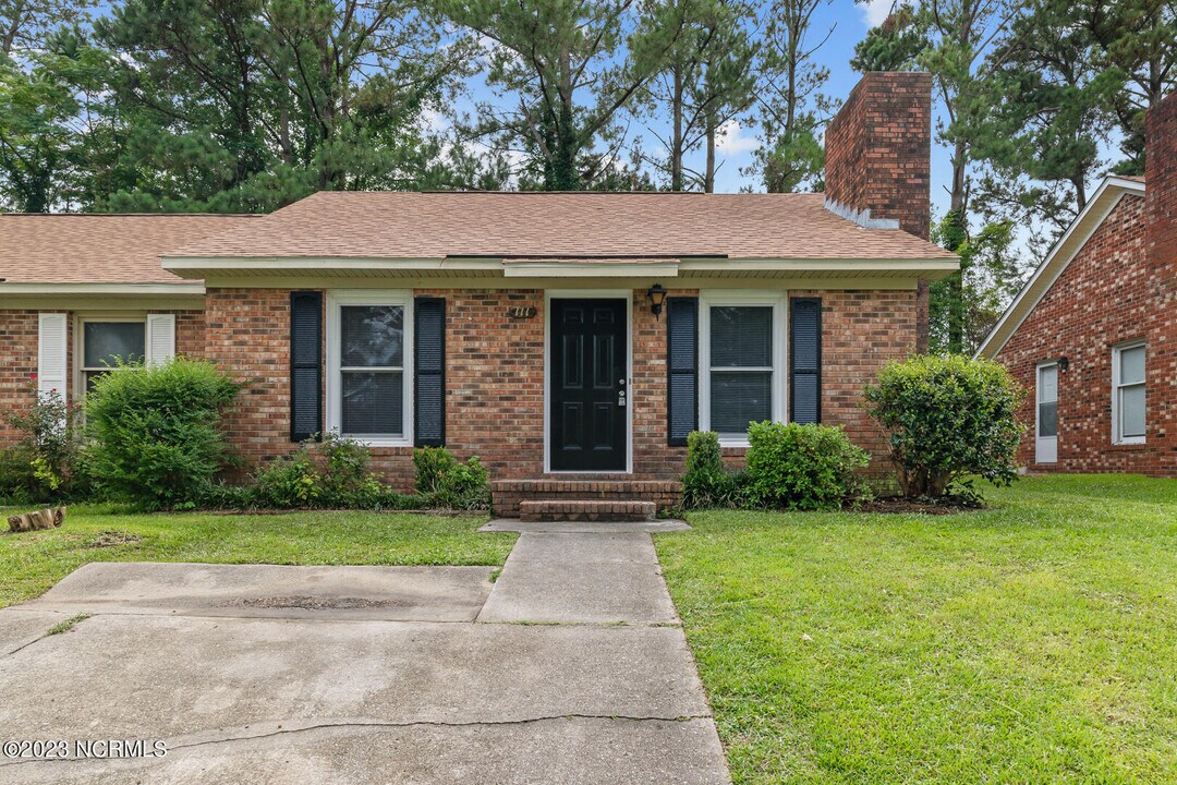 111 Windsor Ct in Jacksonville, NC - Building Photo