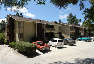 Lynn Villa Apartments in Thousand Oaks, CA - Building Photo - Building Photo