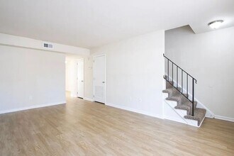 Earle of Warwick Square in Newport News, VA - Foto de edificio - Building Photo