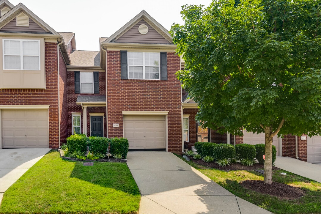 8725 Ambonnay Dr in Brentwood, TN - Foto de edificio