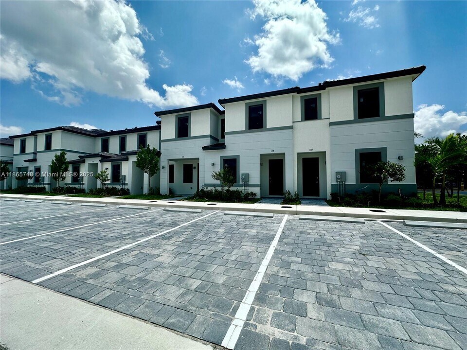 120 NW 10th St in Florida City, FL - Building Photo