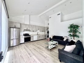 7822 Shadyspring Dr in Burbank, CA - Building Photo