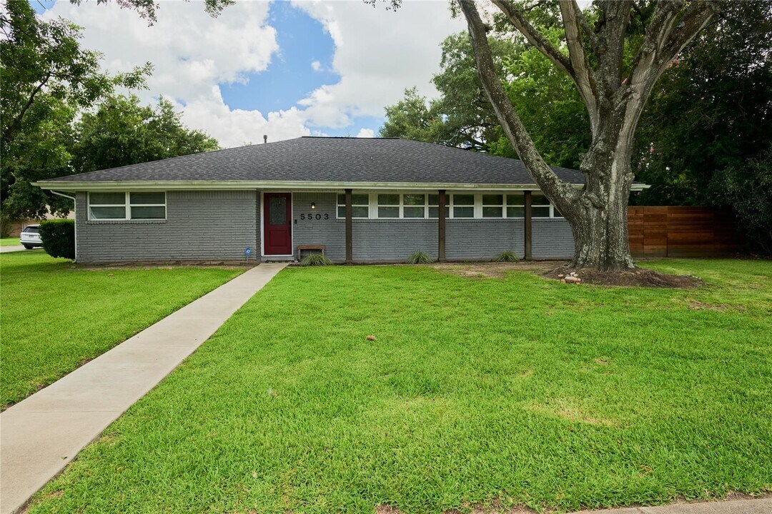 5503 W Bellfort Ave in Houston, TX - Foto de edificio