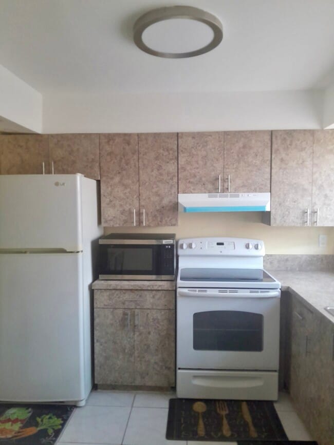 2551 NW 41st Ave, Unit 211 in Lauderhill, FL - Foto de edificio - Building Photo