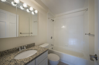 1141 Beacon St, Unit F-12 in Brookline, MA - Building Photo - Building Photo